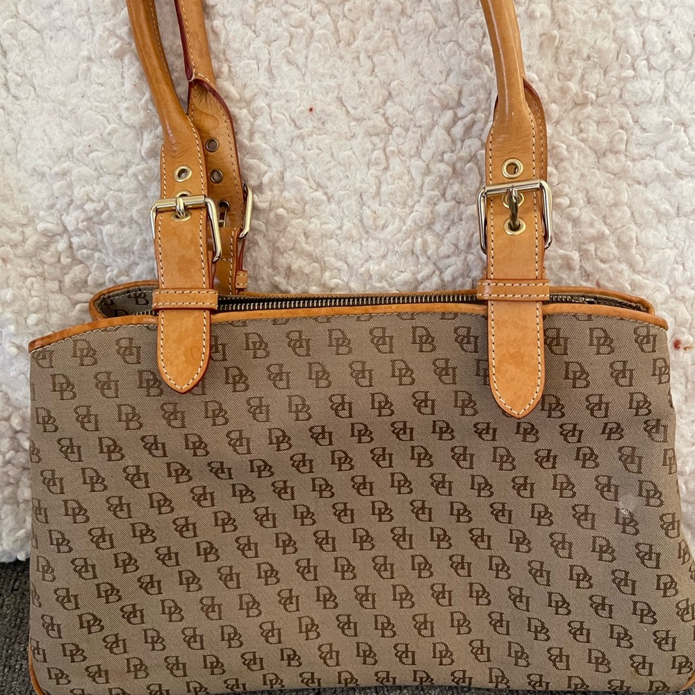 Dooney & Bourk D.B bought in 2020 good condition.